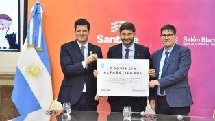 Maximiliano Pullaro y el Ministro de Educación José Goity recibieron un diploma que valora los avances de la provincia en el proceso de alfabetización, en el marco de la la Campaña Nacional por la Alfabetización Que Entiendan Lo Que Lean