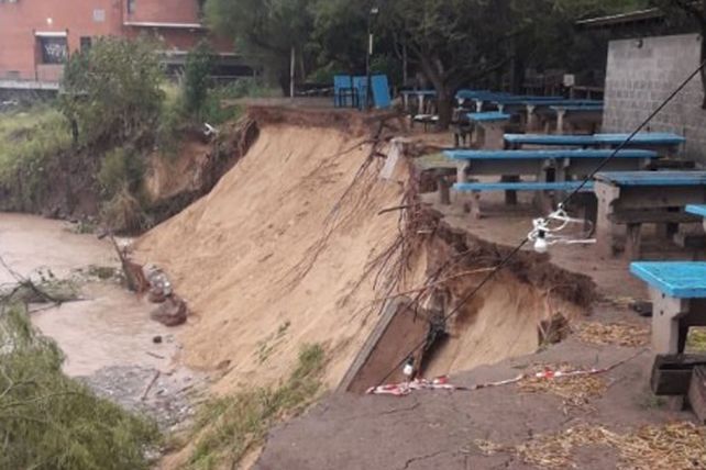 Se derrumbó el sector de parrilleros del club Mitre que había sido clausurado ayer