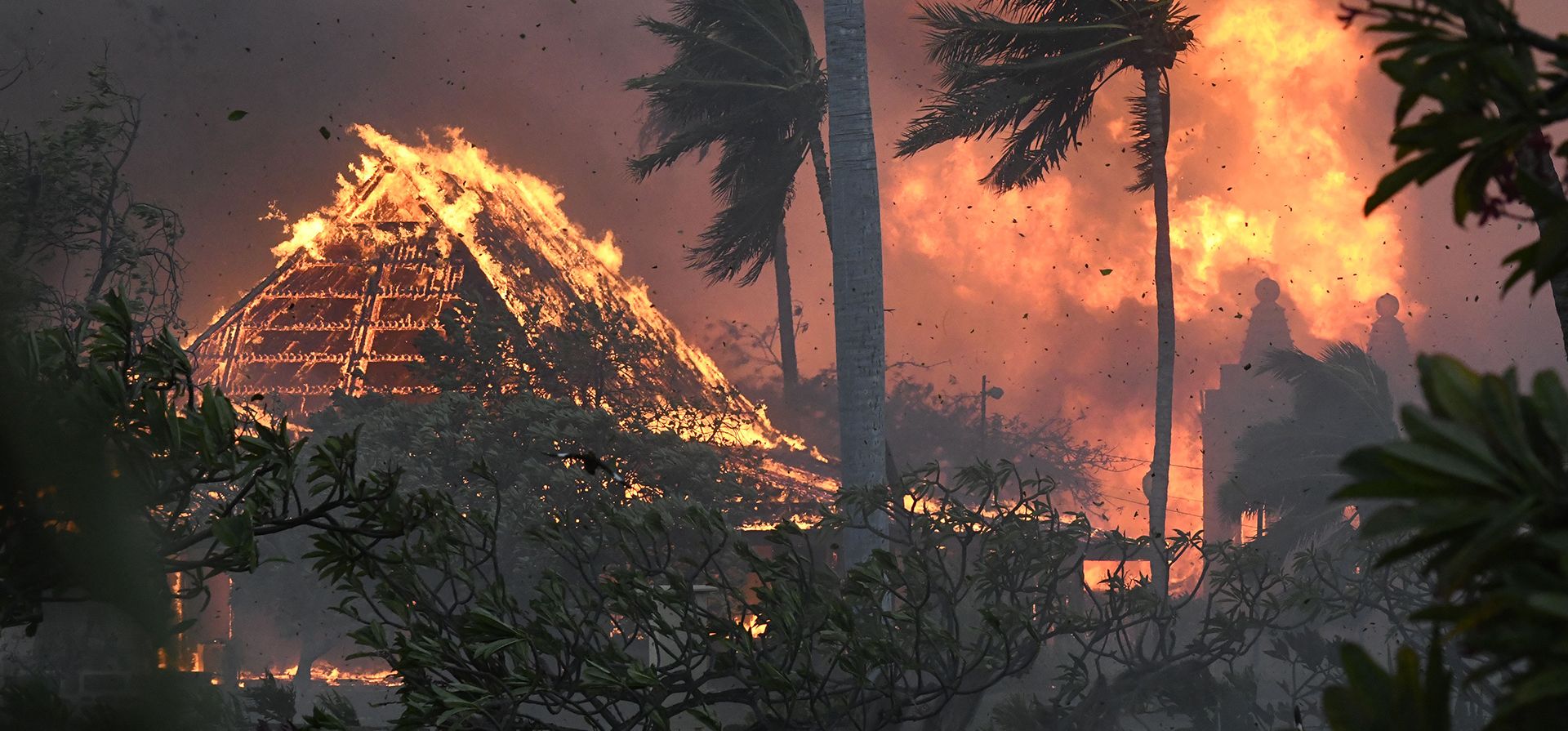 El salón de la histórica Iglesia Waiola en Lahaina y la cercana Misión Lahaina Hongwanji están envueltos en llamas a lo largo de Wainee Street el martes, 8 de agosto de 2023, en Lahaina, Hawái. (Matthew Thayer/The Maui News vía AP) El salón de la histórica Iglesia Waiola en Lahaina y la cercana Misión Lahaina Hongwanji están envueltos en llamas a lo largo de Wainee Street el martes, 8 de agosto de 2023, en Lahaina, Hawái. (Matthew Thayer/The Maui News vía AP)