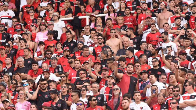 Apoyo. El público rojinegro fue a Córdoba el 3 de noviembre. Otra vez podrá viajar.