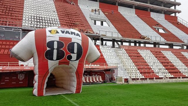 La dirigencia de Unión comenzó a colocar las butacas en la platea alta del estadio 15 de Abril.