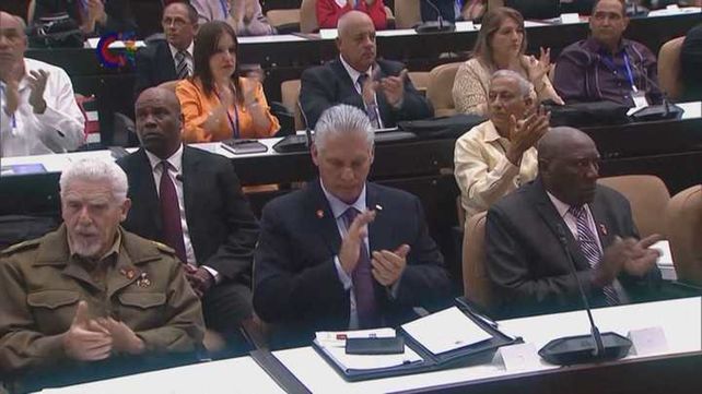 El presidente cubano (centro) durante la sesión de hoy de la Asamblea nacional.