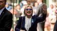 Estoy bien. Clinton se mostró recuperada el domingo, luego de dos horas de descanso en el departamento de su hija.&nbsp;