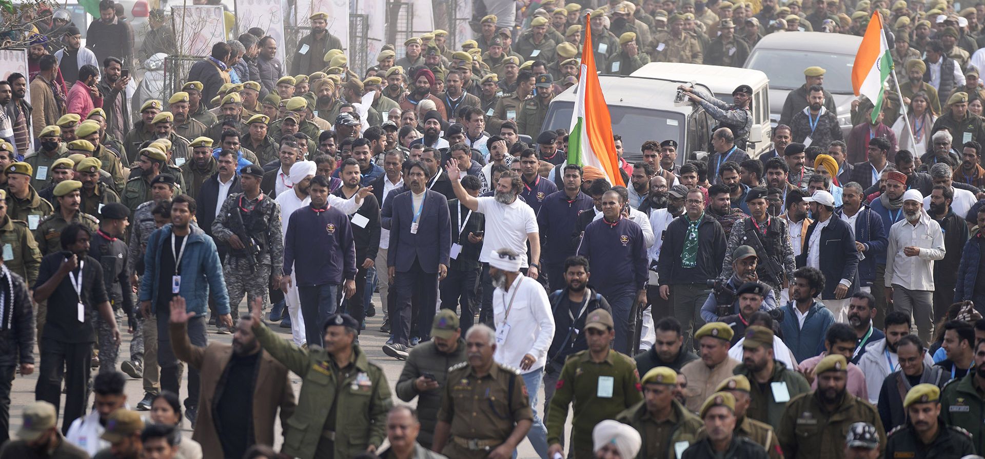 El líder del partido Congreso de la oposición de India, Rahul Gandhi, en el centro con una camiseta blanca, camina con sus seguidores durante una "Marcha Unida a la India" de cinco meses de duración, en Jammu, India, el lunes 23 de enero de 2023. (Foto AP/Channi Anand)