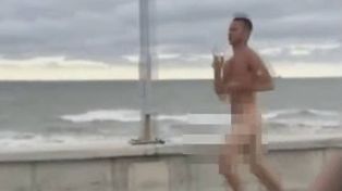Un hombre sorprendió a todos en la costa de Mar del Plata tras salir a correr desnudo