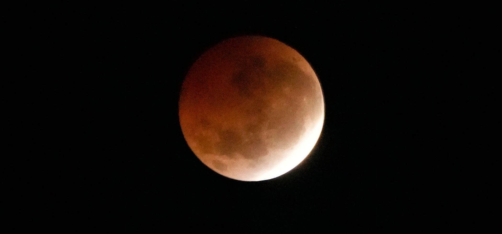 La luna se eleva durante un eclipse lunar parcial en Salvador, estado de Bahía, Brasil, el viernes 28 de agosto de 2026. (Foto AP/Eraldo Peres) La luna se eleva durante un eclipse lunar parcial en Salvador, estado de Bahía, Brasil, el viernes 28 de agosto de 2026. (Foto AP/Eraldo Peres)
