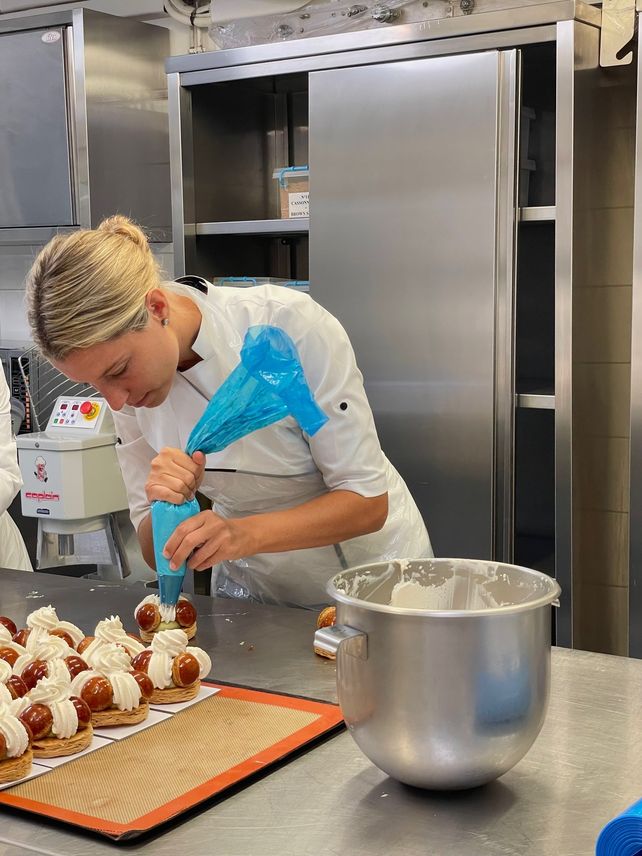 Cada torta lleva su dedicación. Carolina viajó a Paris para especializarse en algunas técnicas.