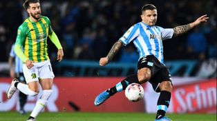 Se viene el derechazo de Vecchio de afuera del área, tras el despeje en el área de Aldosivi. Es el gol que abrió la goleada de Racing.