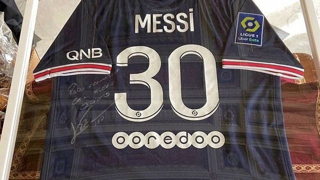 Lionel Messi le regaló una camiseta suya del PSG al Papa Francisco en 2021.