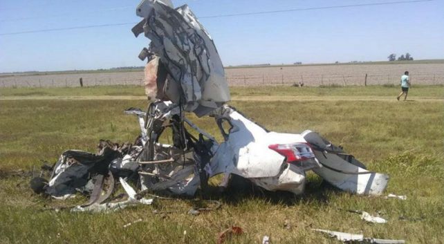 Irreconocible. Así quedó el automóvil en el que viajaban tres de las víctimas fatales del tremendo choque. (Foto: Puntal de Río Cuarto)