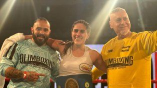 Victoria Noelia Bustos junto a los entrenadores Osvaldo Salami y Walter Zóccola.