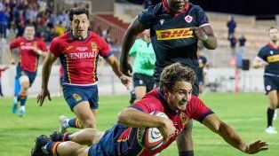 El santafesino Estanislao Bay observa un try de su compañero en el seleccionado de España.