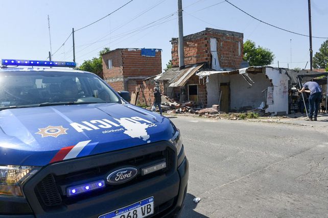 Fuerte choque de un móvil policial contra una humilde casa en barrio Industrial.