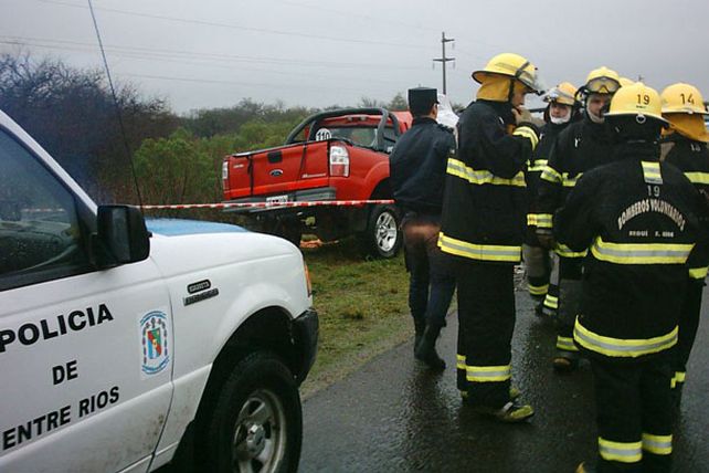 Chocaron de frente dos camionetas bajo la lluvia y murió una mujer oriunda de Viale