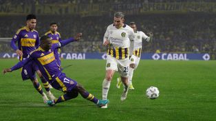 El peruano Advíncula impacta de lleno en el tobillo de Copetti. Fue la imagen en el final del partido.