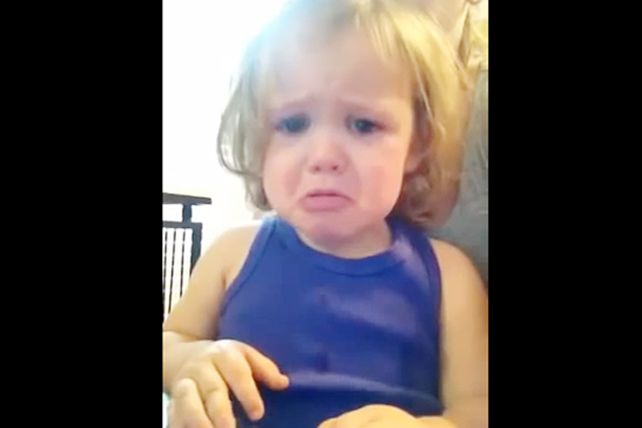 Nena llora de emoción al escuchar la canción de boda de sus padres