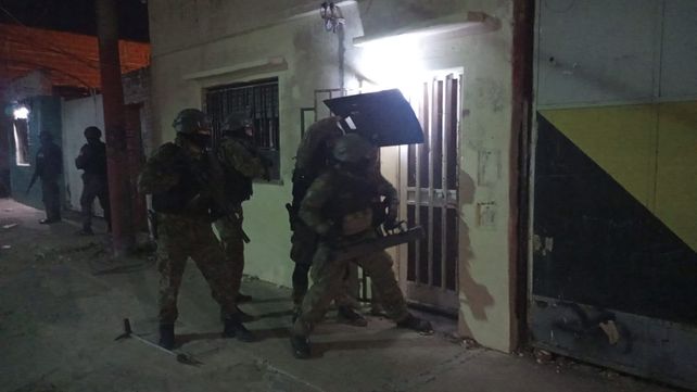 Efectivos de Gendarmería, en pleno operativo.