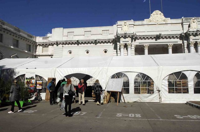 Concurrida. La feria de La Verdecita se instaló en la explanada y cada 15 días ofrecía sus productos a los santafesinos.