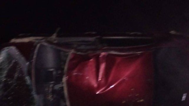 Ruta 11: tras vuelco de un auto bomberos debieron rescatar a un joven entre los hierros
