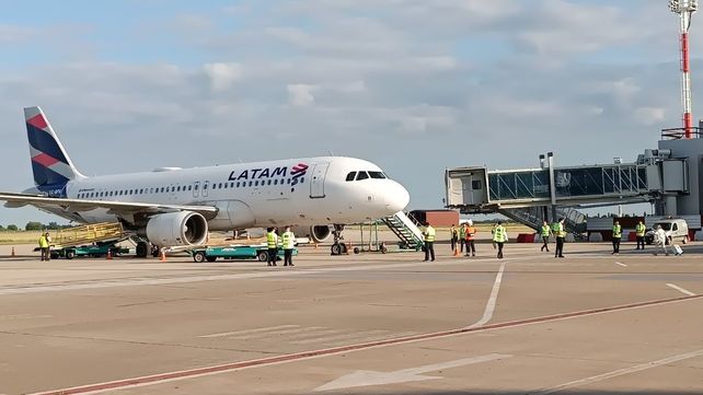 Vuelos internacionales: el gobierno prorrogó hasta 2027 un impuesto que encarece 7% los pasajes al exterior