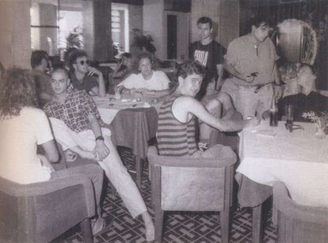 Enero de 1988, desayuno en Asunción, Paraguay. Marchi, de musculosa, mira a cámara. Cerati, de gafas oscuras, fuma.