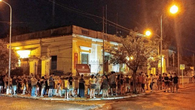 Largas filas se generaron para el ingreso al Museo de Antropología y Ciencias Naturales.