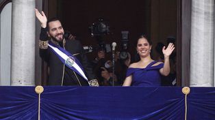 Bukele y la primera dama Gabriela Roberta Rodríguez saludan desde el balcón del Palacio Nacional tras la jura.