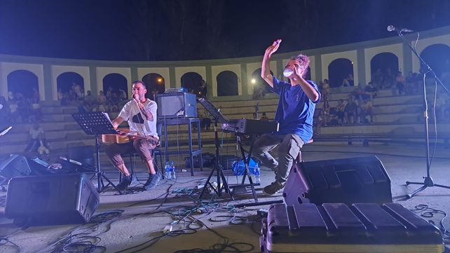 Visiblemente emocionado, el pianista venadense, Leo Genovese, saludó a su público antes de interpretar el último tema de la histórica noche en Plaza Italia.