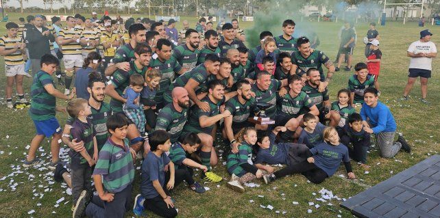 La familia de San Carlos Rugby celebrando el nuevo título alcanzado.