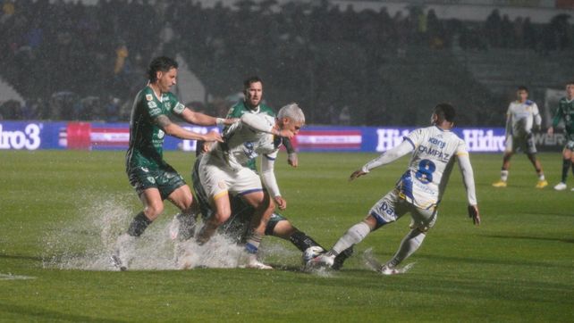 El partido disputado bajo la lluvia en Junín y que se suspendió en el entretiempo. Sarmiento y Central van 0 a 0.
