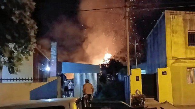 El incendio en La Paz consumió la casa ante la mirada de los vecinos.