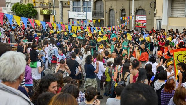 El 15° Contrafestejo pintó el antiguo Barrio del Tambor