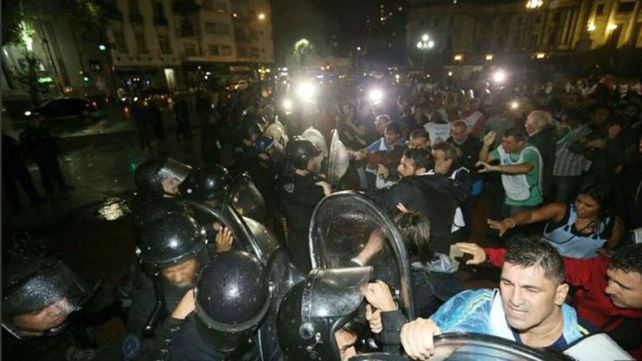 El desalojo se registró frente al Congreso.
