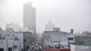 Una densa niebla cubre Paraná: piden circular con precaución
