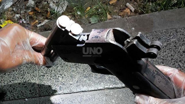 El arma que se les secuestró a los detenidos.