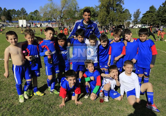 MUY FELICES. “A posar con una sonrisa” fue la orden del profe y la obediencia de los chicos de la 2009 de Afugg fue inmediata y queda reflejada en la foto de Ovación. (Foto UNO/Diego Arias)