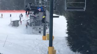 Quedó colgando de una aerosilla y un grupo de chicos lo rescató