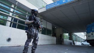 Un agente del Giri vigila la entrada del Heca