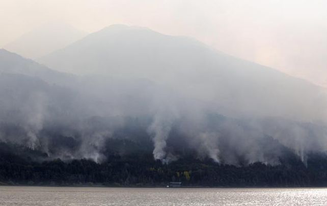 Villa del lago futalaufquen. Los incendios forestales causan estragos en la cordillera del noroeste chubutense.