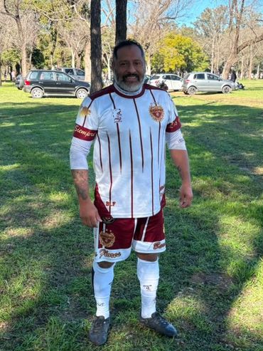 La vida de un exjugador de Central: trabaja de albañil e integra el equipo de amigos del barrio Las Flores