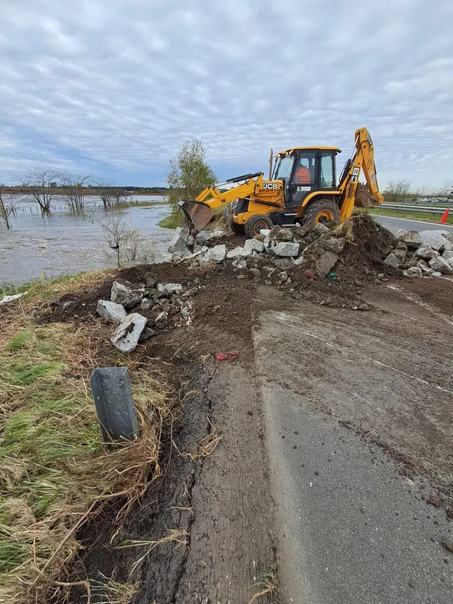 Los operarios ya pusieron manos a la obra con máquinas y materiales.