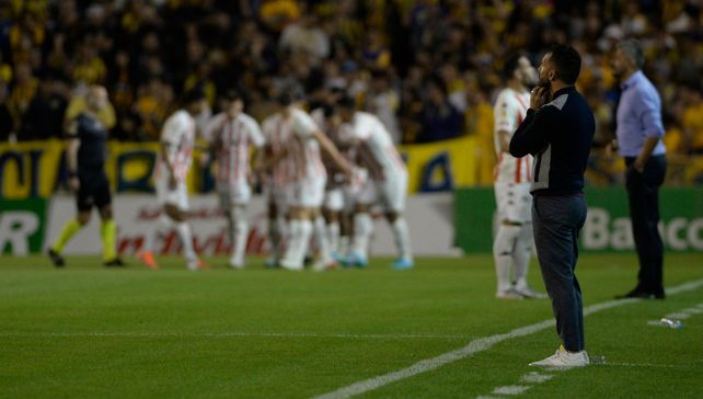 Carlos Tevez observa y piensa tras el gol que recibió su equipo ante Unión. (LA CAPITAL/Leonardo Vincenti)