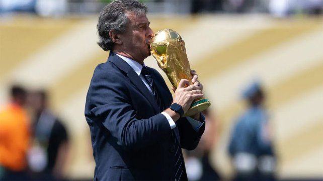 Kempes entregó la copa del Mundial antes de la final entre Argentina y España