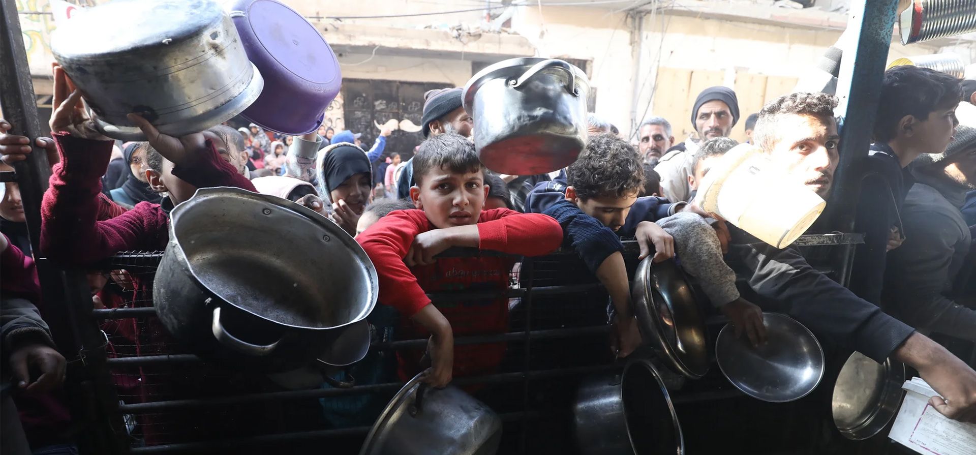 Los niños hacen cola para recibir comida mientras las organizaciones benéficas que operan en la región distribuyen comidas calientes a los palestinos en el campo de refugiados de Nuseirat, Ciudad de Gaza, Gaza. Fotografía: Anadolu/Getty Images Los niños hacen cola para recibir comida mientras las organizaciones benéficas que operan en la región distribuyen comidas calientes a los palestinos en el campo de refugiados de Nuseirat, Ciudad de Gaza, Gaza. Fotografía: Anadolu/Getty Images