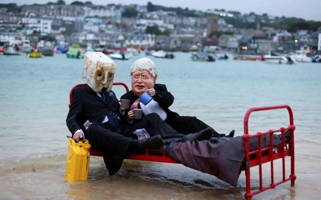 Activistas del grupo de acción climática Ocean Rebellion se manifiestan en el puerto de St. Ives. Fotografía: Tom Nicholson / Reuters