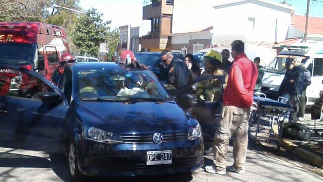 Socorrieron a una mujer atrapada en el interior de un vehículo