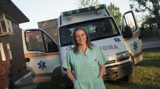 La historia de la enfermera española que maneja una ambulancia en Roldán