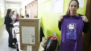 Una presidenta de mesa tenía una remera de Maldonado y la obligaron a sacársela