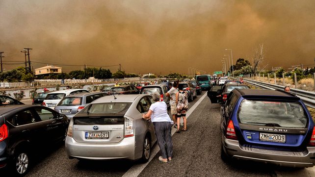 El mayor incendio de la década en Grecia deja numerosos muertos, casas y vehículos destruidos