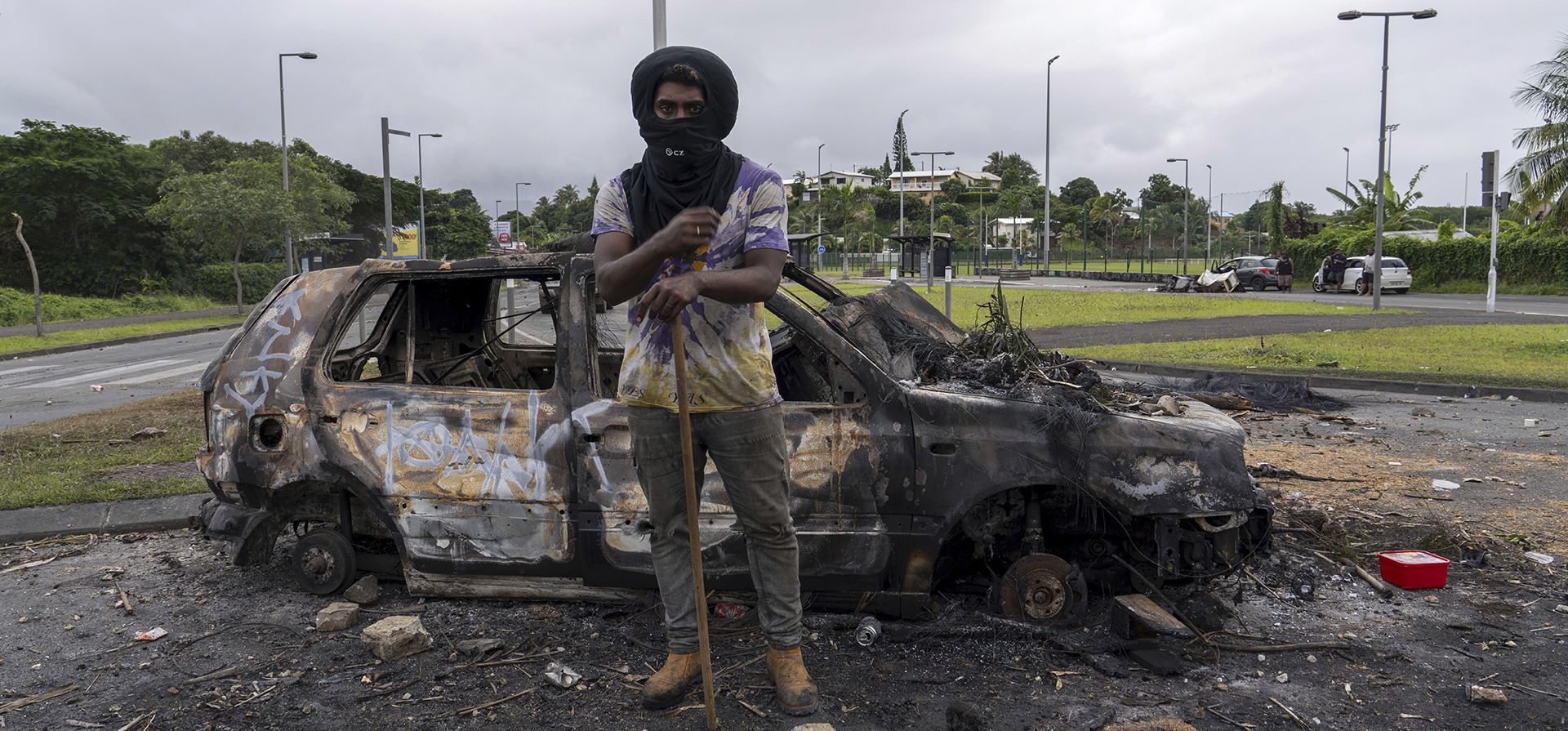 Un hombre se encuentra frente a un automóvil quemado después de disturbios en Noumea, Nueva Caledonia, el miércoles 15 de mayo de 2024. (Foto AP/Nicolás Job) Un hombre se encuentra frente a un automóvil quemado después de disturbios en Noumea, Nueva Caledonia, el miércoles 15 de mayo de 2024. (Foto AP/Nicolás Job)